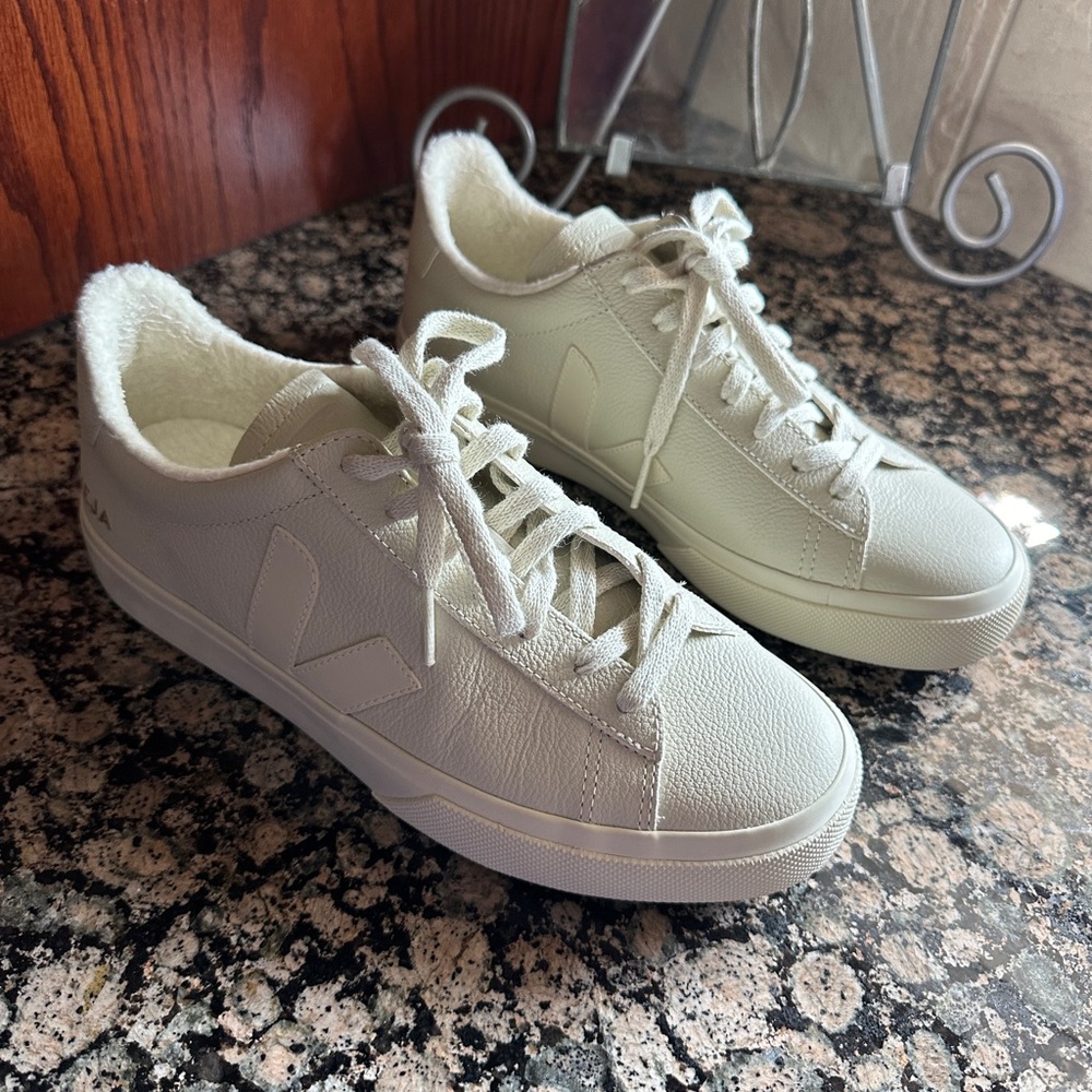 Authentic Veja Campo Tonal Leather Sneakers size 9, fleece lined